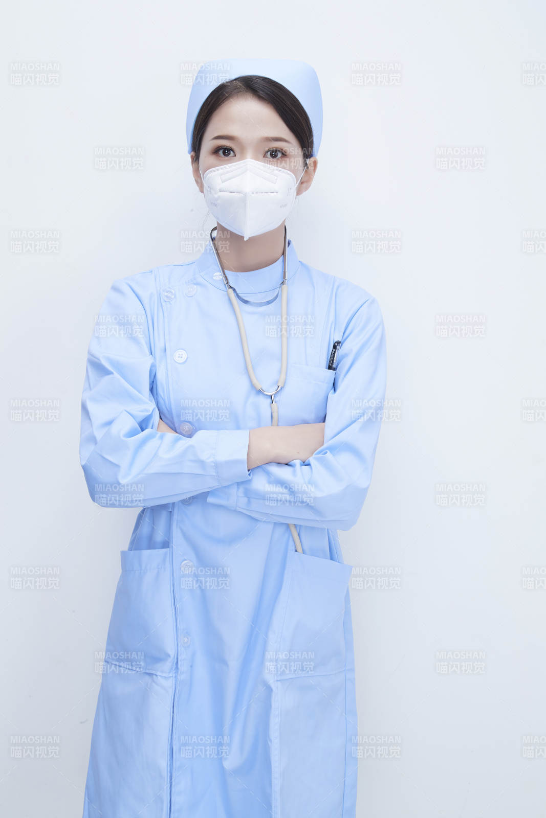 女性医护人员展示规范的口罩正确佩戴方式