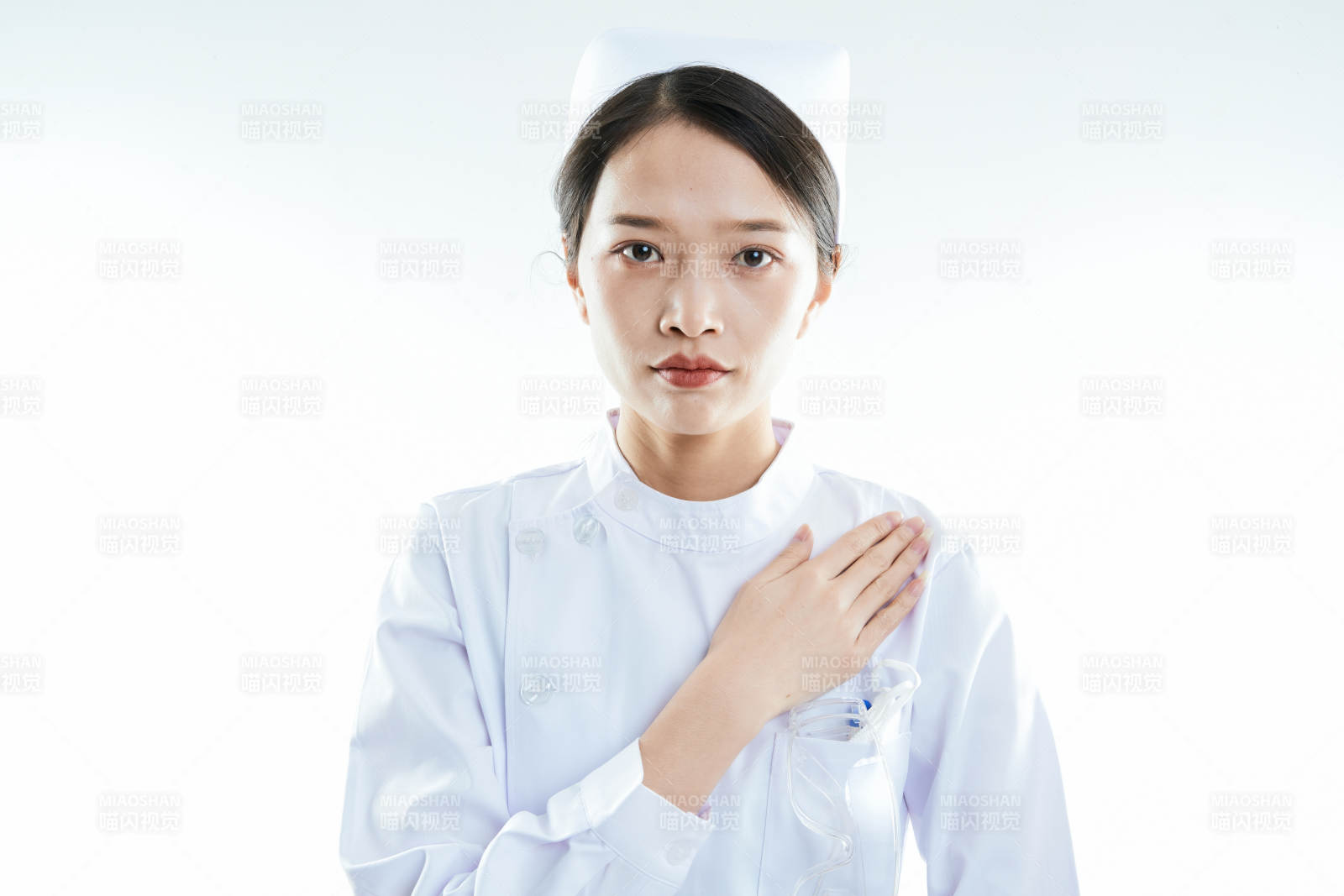 身穿护士的年轻女性医护人员