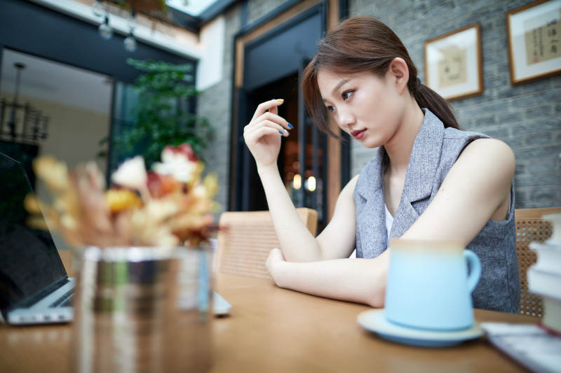 在室内使用电脑办公的亚洲白领女性