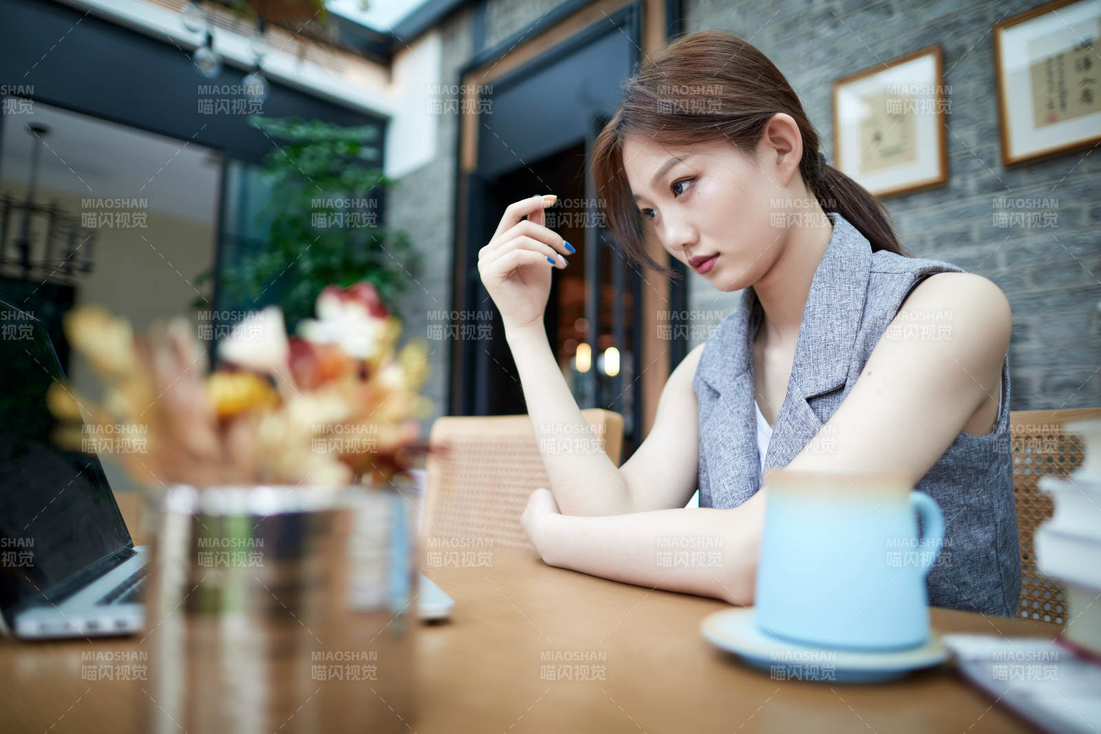 在室内使用电脑办公的亚洲白领女性