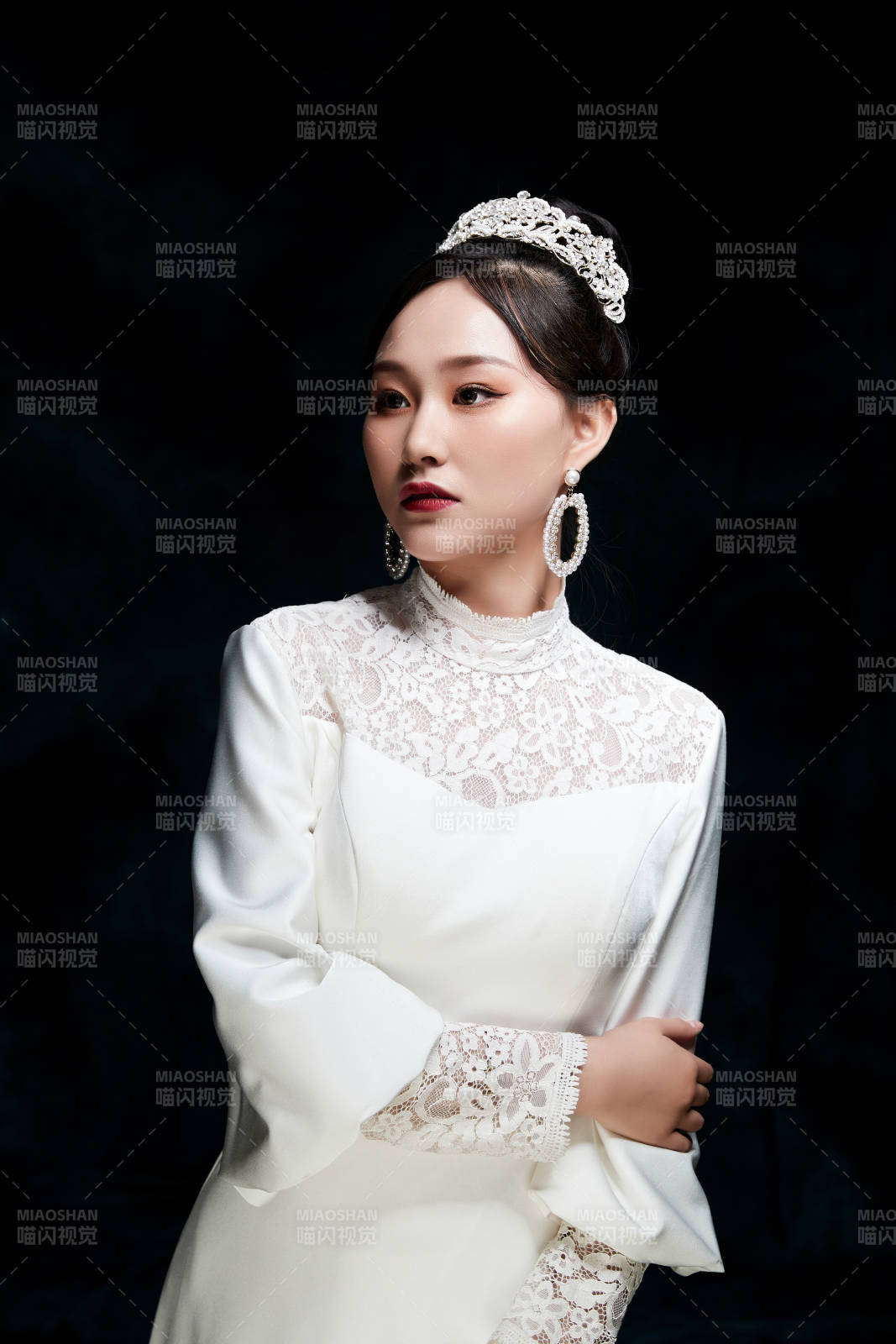 黑色背景下的女性复古婚纱妆面