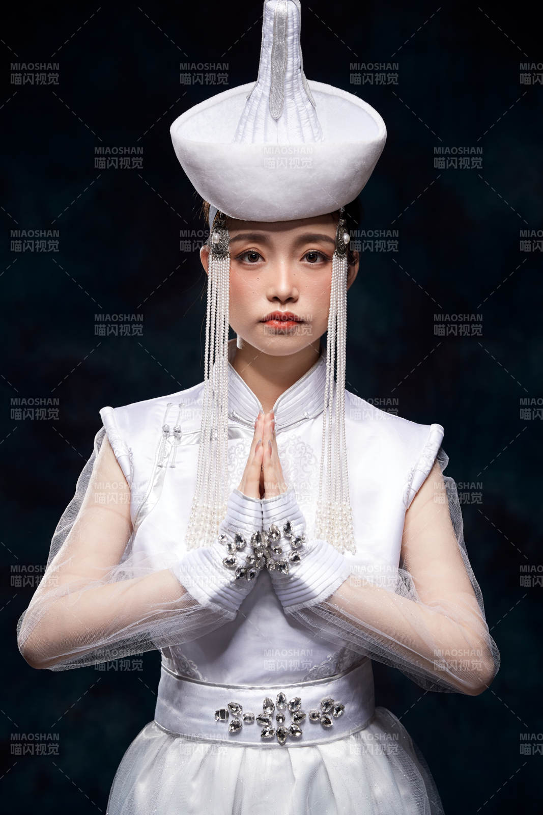 穿著蒙古族服飾的亞洲青年女性