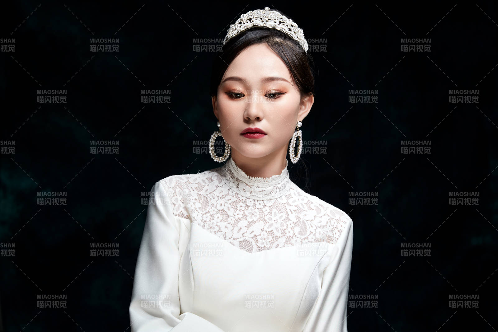 黑色背景下的女性复古婚纱妆面图片