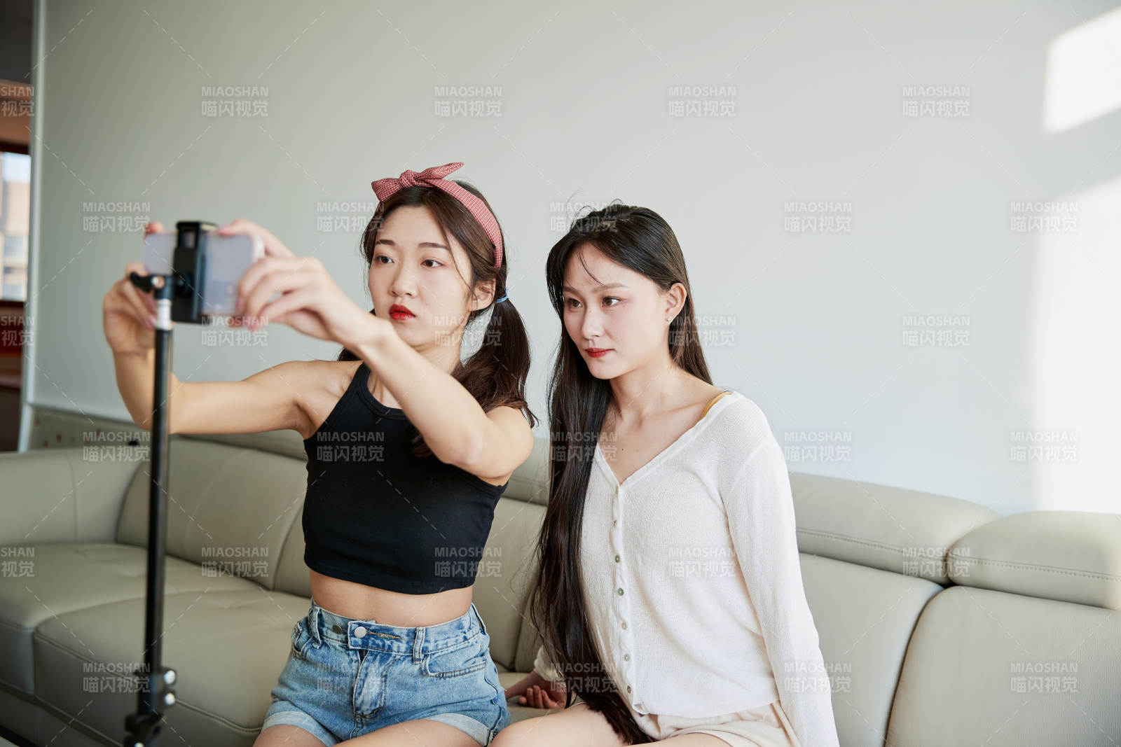 在家做主播直播的亚洲年轻闺蜜少女