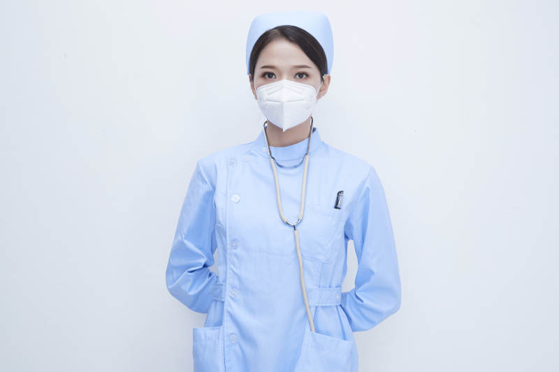 女性医护人员展示规范的口罩正确佩戴方式