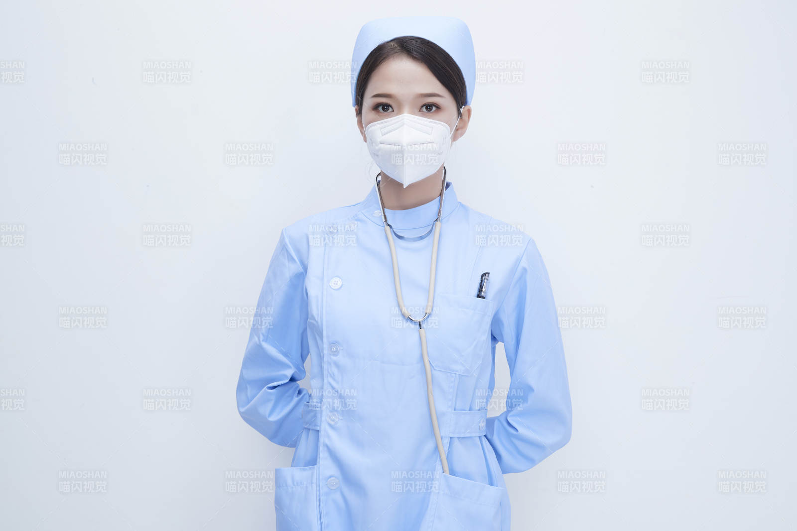 女性医护人员展示规范的口罩正确佩戴方式