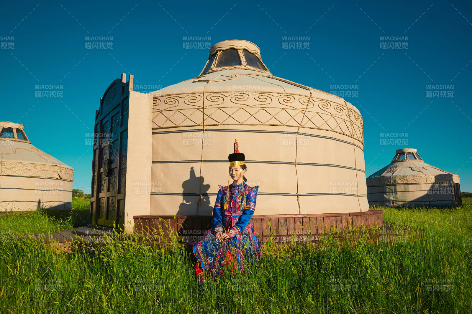 夕阳下草原蒙古大帐前穿蒙族服饰的美女