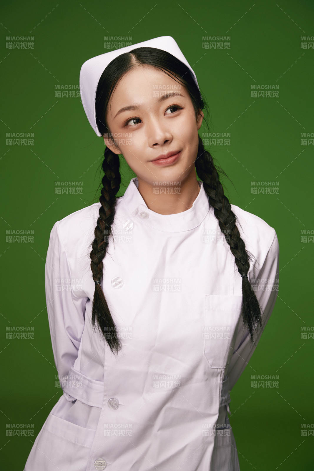 身穿白色护士服的年轻护士形象图片