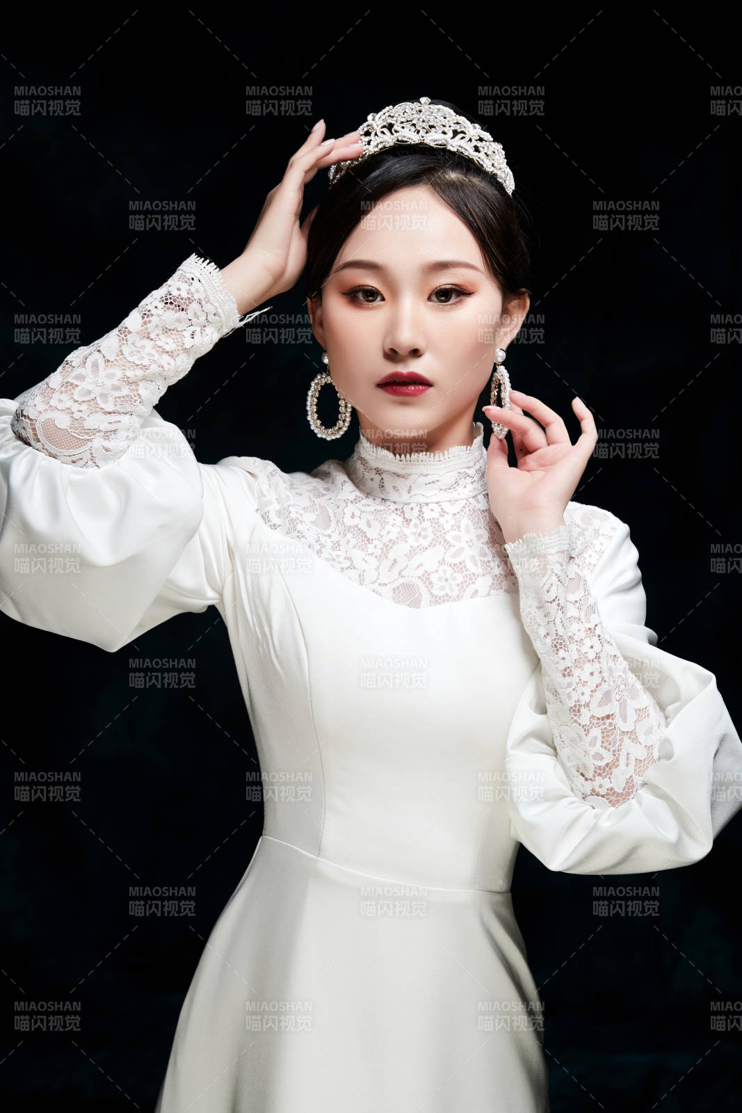 黑色背景下的女性复古婚纱妆面