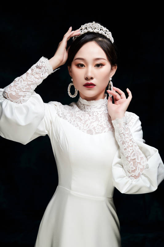 黑色背景下的女性复古婚纱妆面