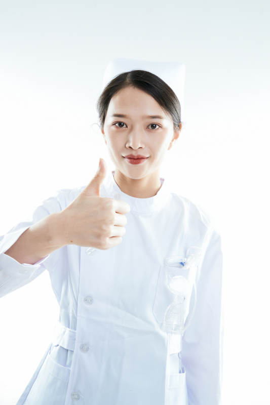 身穿护士的年轻女性医护人员