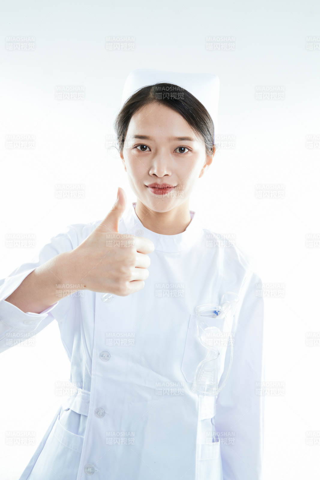 身穿护士的年轻女性医护人员