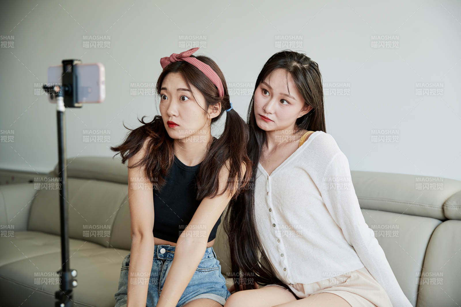 在家做主播直播的亞洲年輕閨蜜少女