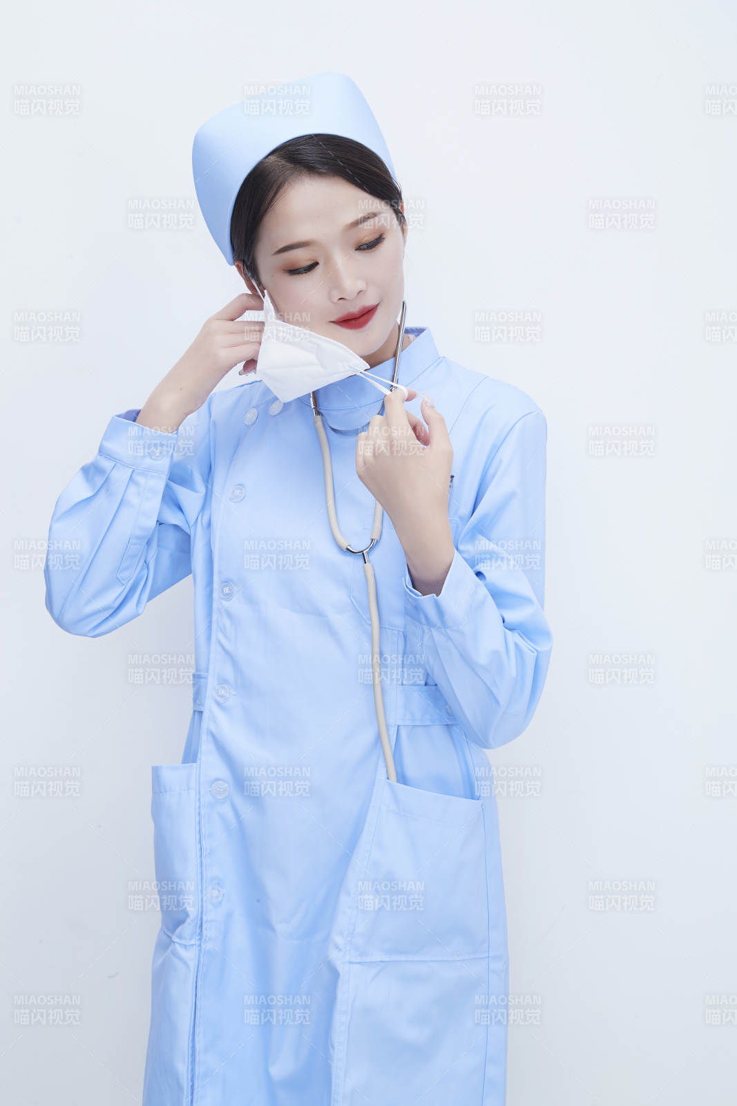 女性医护人员展示规范的口罩正确佩戴方式