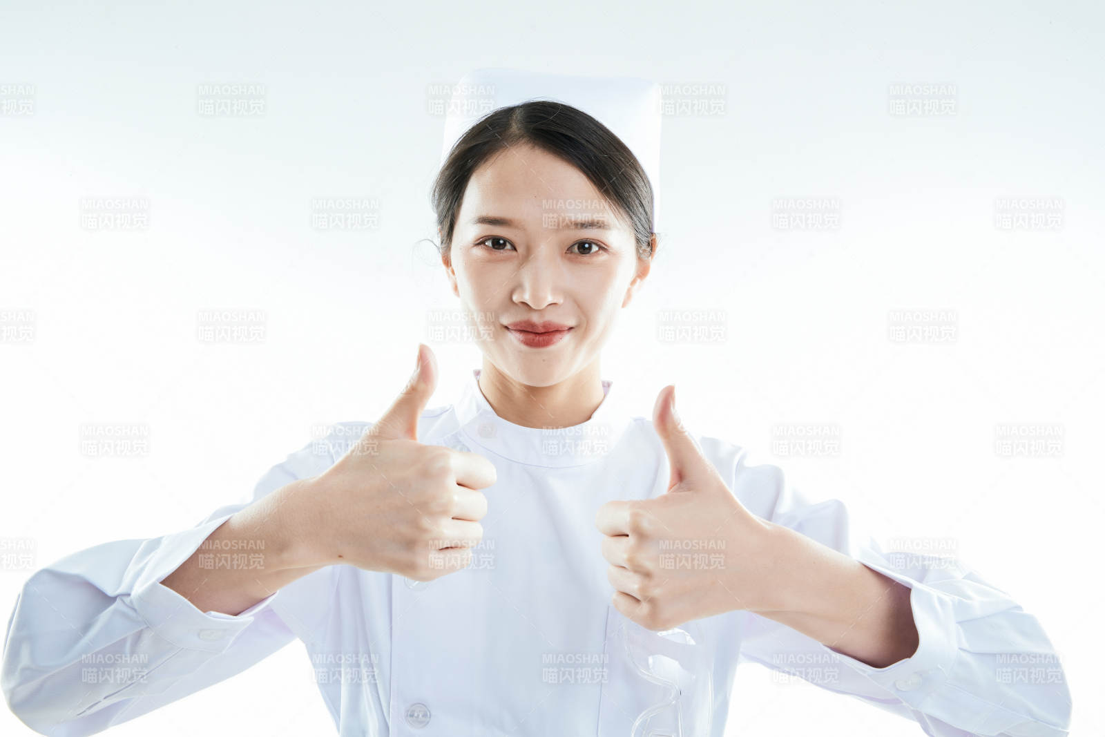 身穿护士的年轻女性医护人员