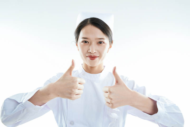 身穿护士的年轻女性医护人员