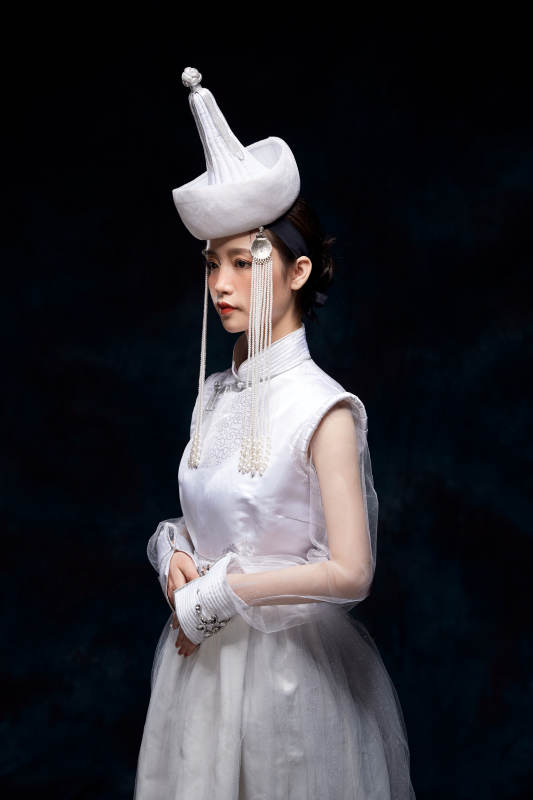 穿着蒙古族服饰的亚洲青年女性