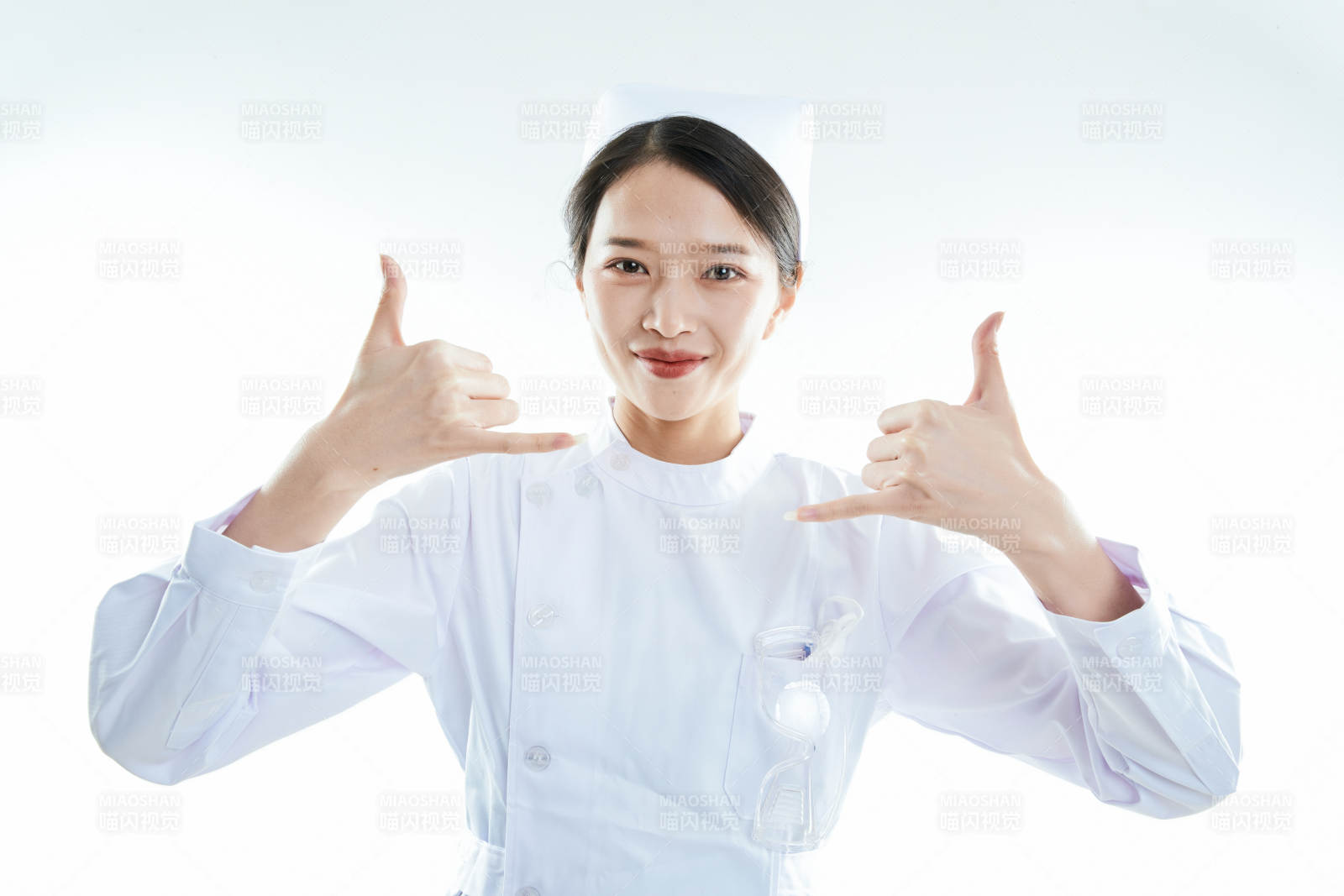 身穿护士的年轻女性医护人员