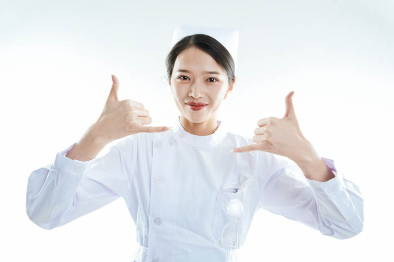 身穿护士的年轻女性医护人员