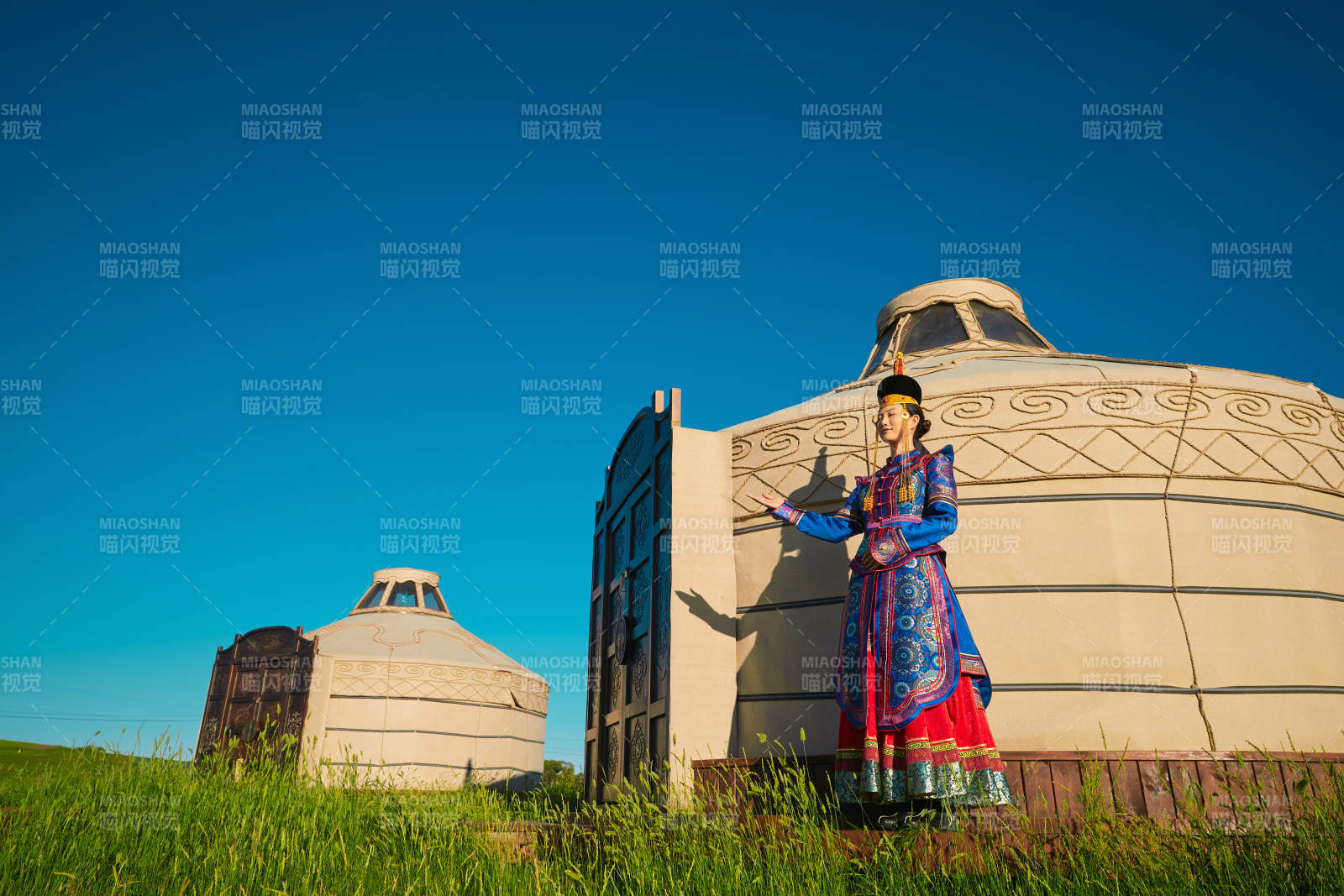 夕阳下草原蒙古大帐前穿蒙族服饰的美女