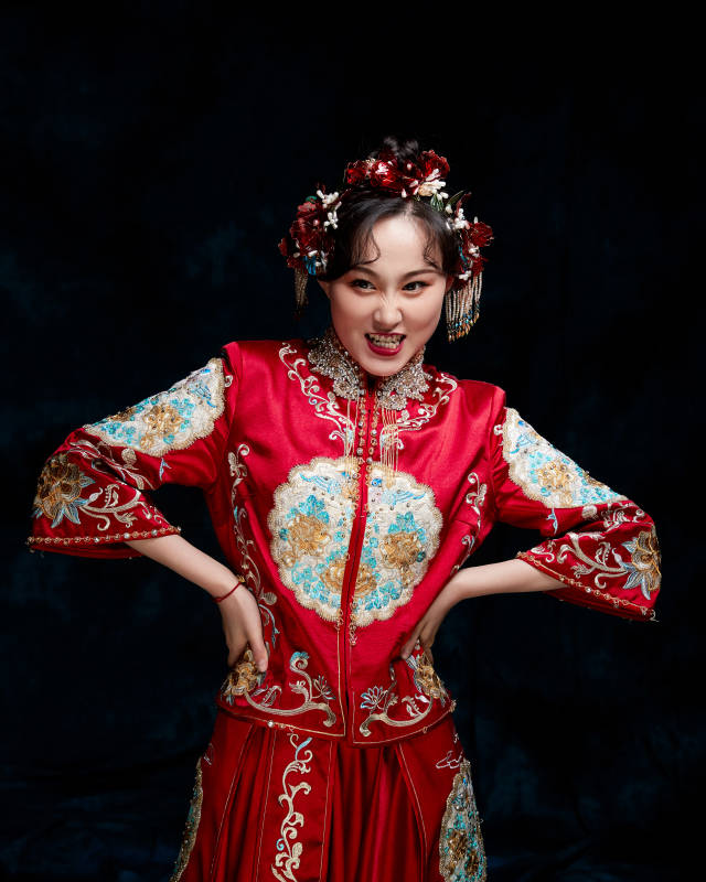 穿着中式秀禾服的亚洲少女