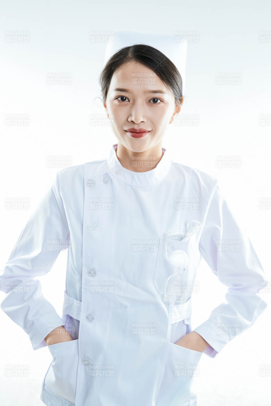 身穿护士的年轻女性医护人员