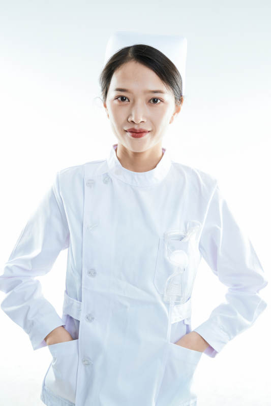 身穿护士的年轻女性医护人员