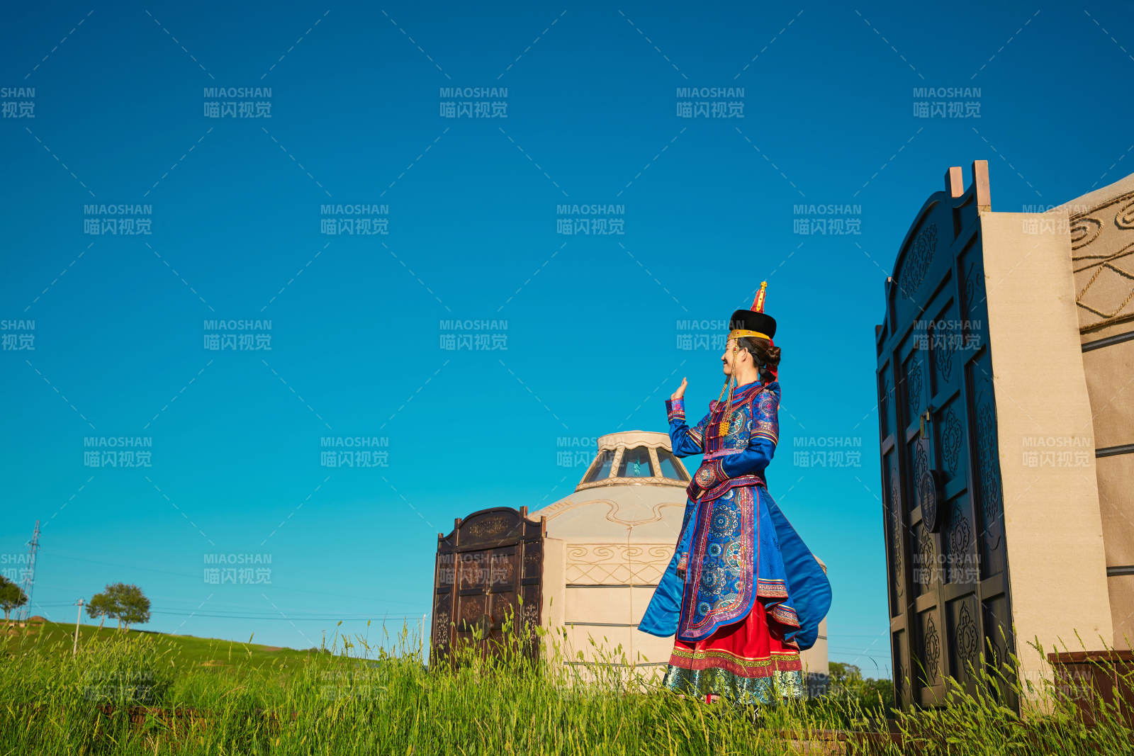 夕阳下草原蒙古大帐前穿蒙族服饰的美女