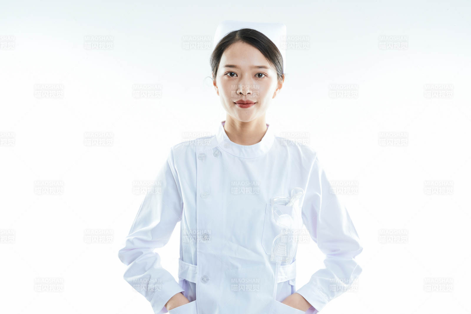 身穿護士的年輕女性醫(yī)護人員