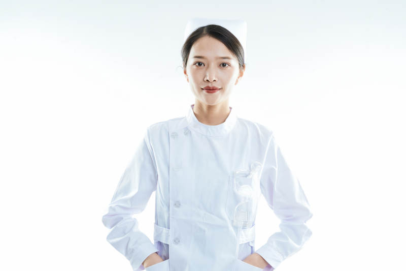 身穿护士的年轻女性医护人员