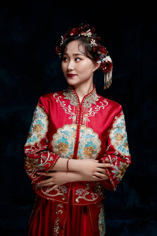 穿着中式秀禾服的亚洲少女