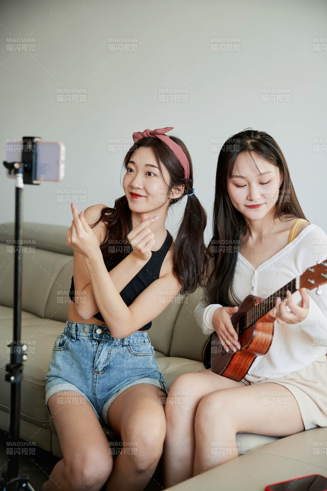 在家做主播直播的亚洲年轻闺蜜少女