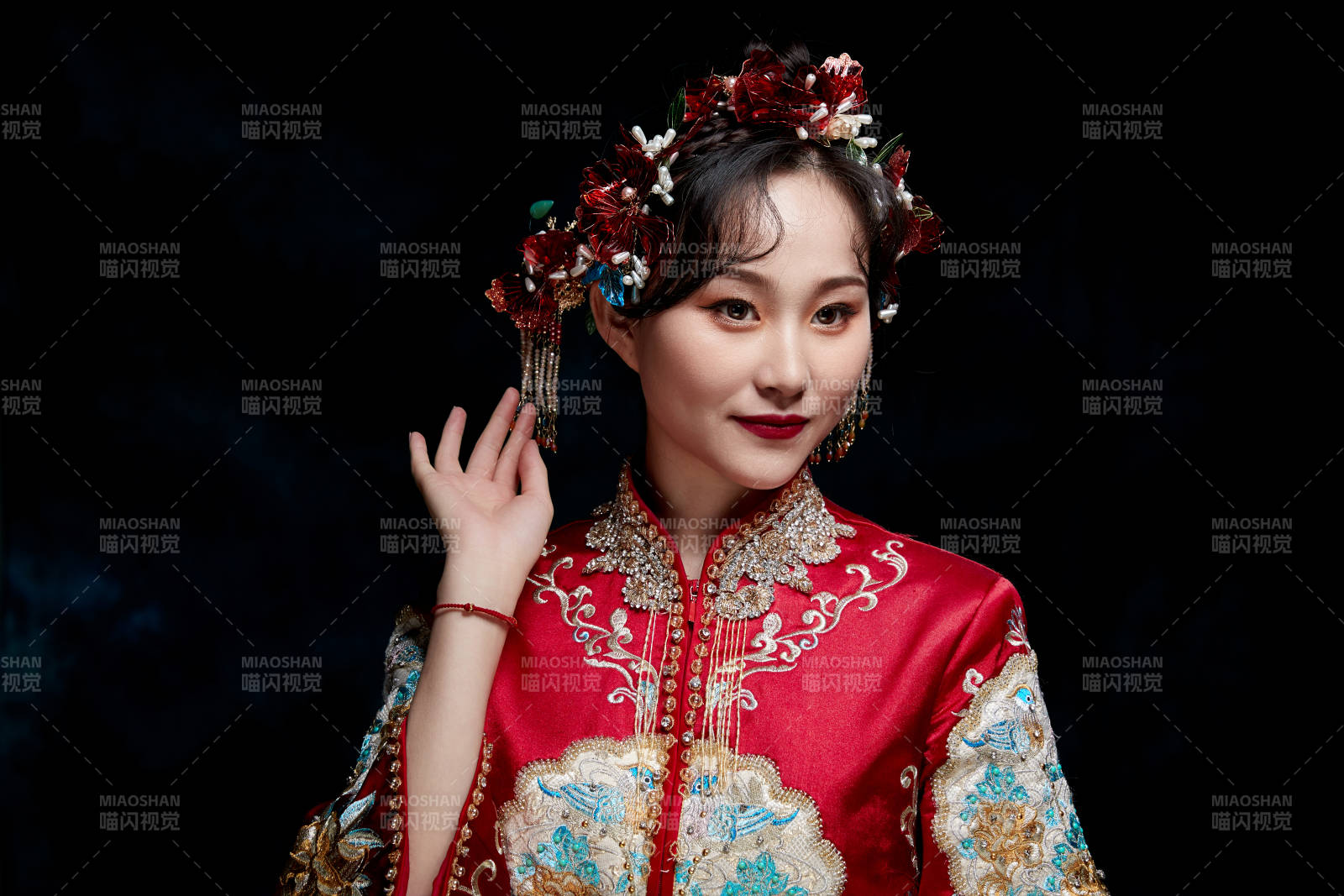 穿著中式秀禾服的亞洲少女