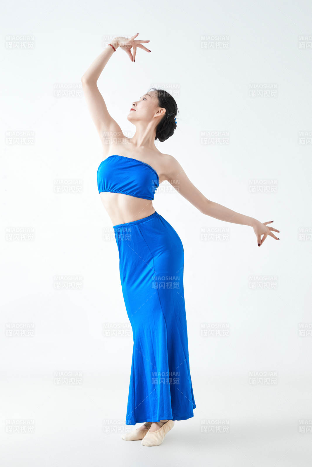 穿着傣族服饰跳孔雀舞的少女