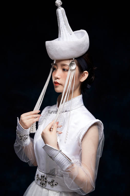 穿着蒙古族服饰的亚洲青年女性