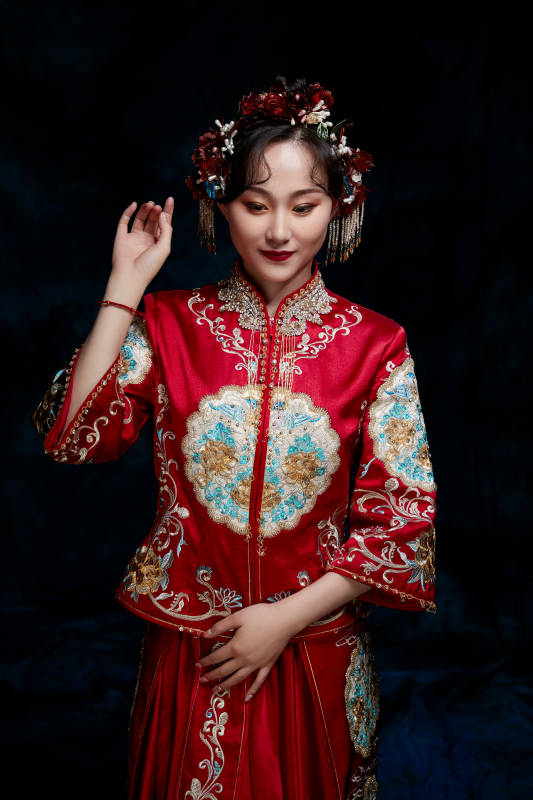 穿着中式秀禾服的亚洲少女