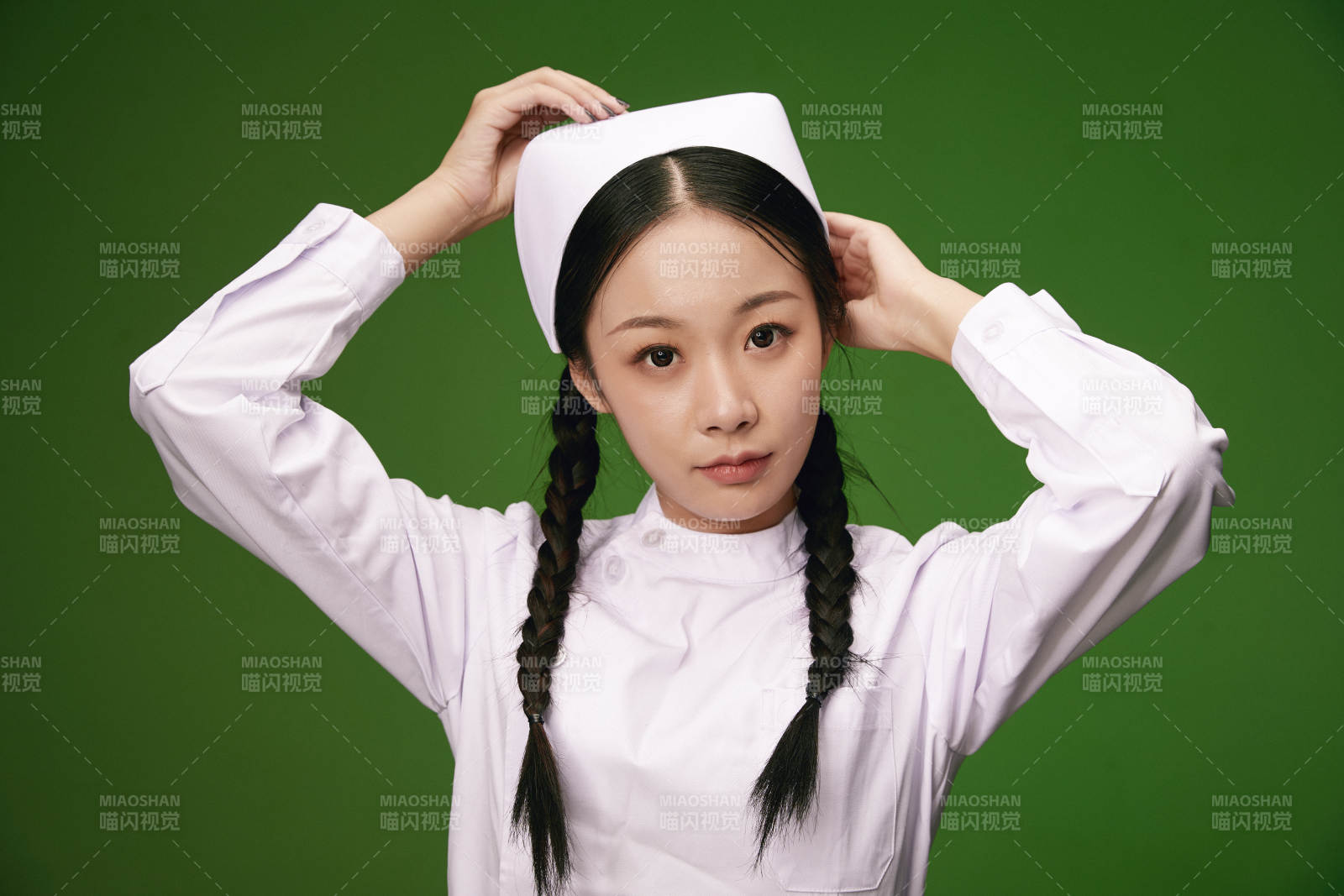 身穿白色護士服的年輕護士形象