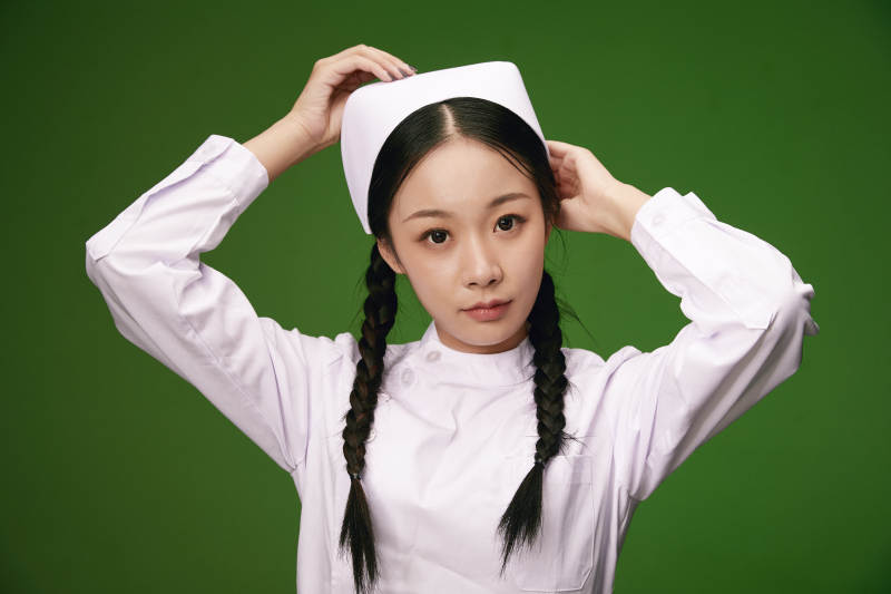 身穿白色護(hù)士服的年輕護(hù)士形象