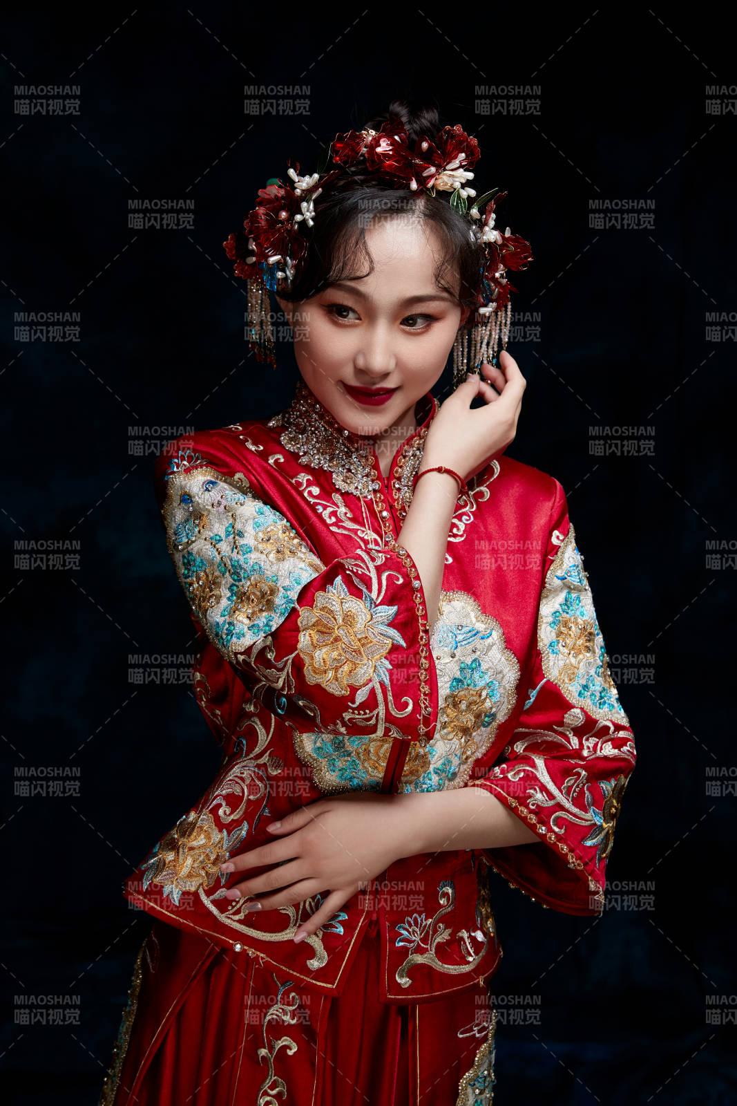 穿着中式秀禾服的亚洲少女