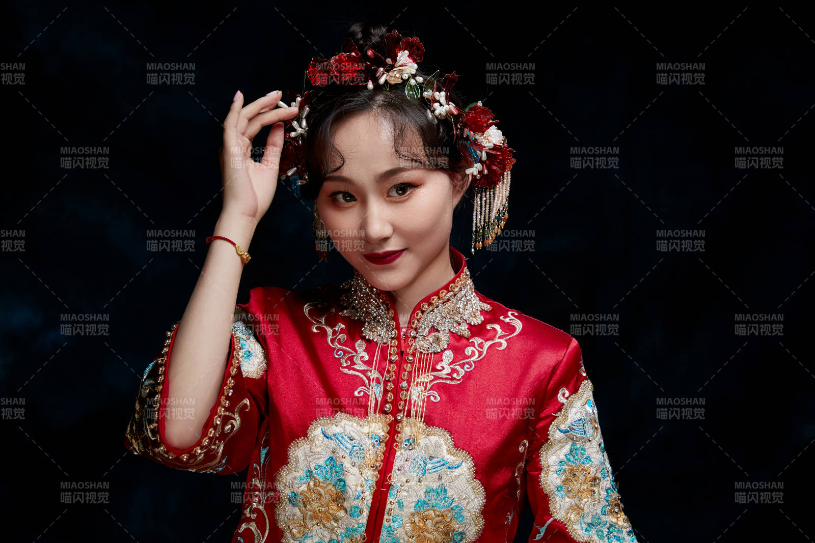 穿着中式秀禾服的亚洲少女