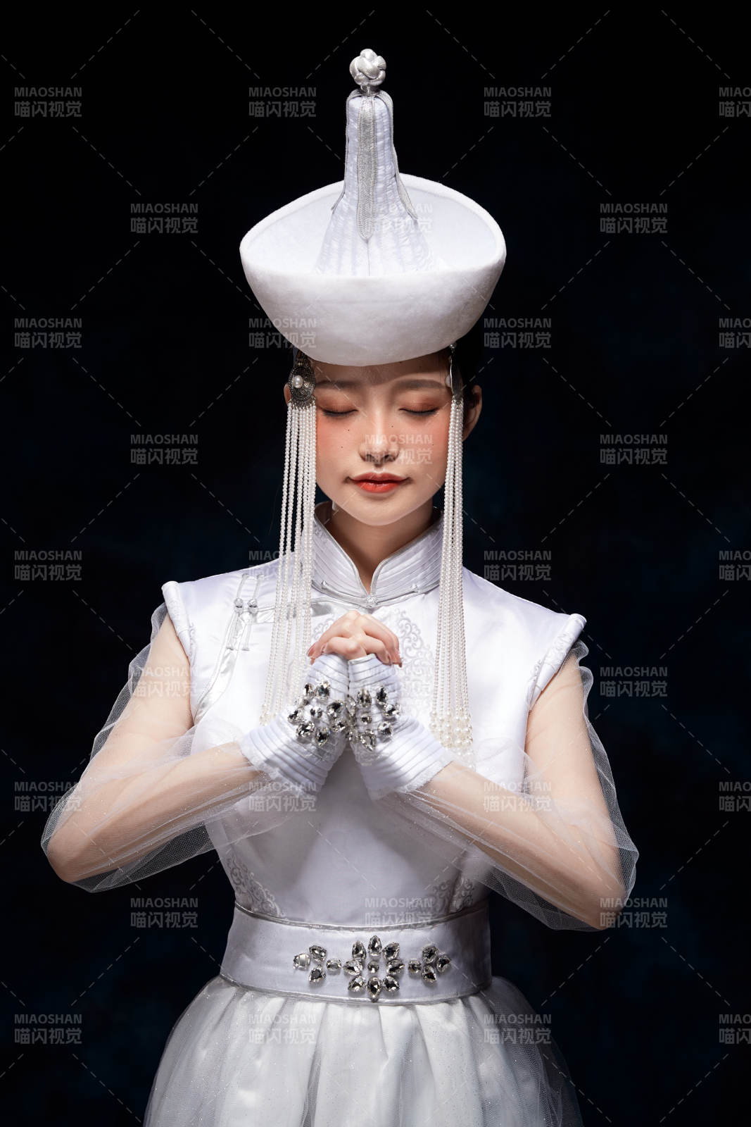 穿著蒙古族服飾的亞洲青年女性