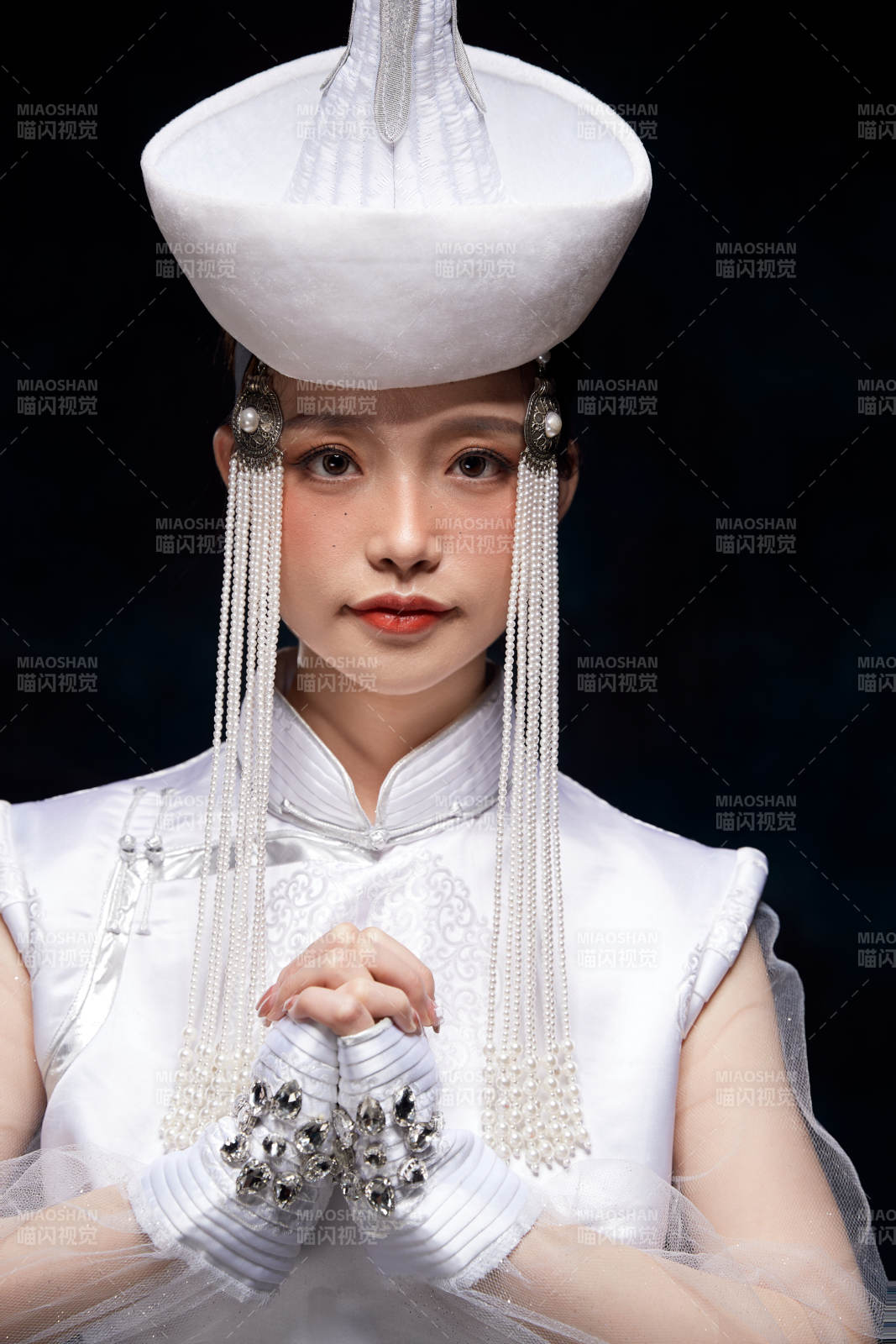 穿着蒙古族服饰的亚洲青年女性