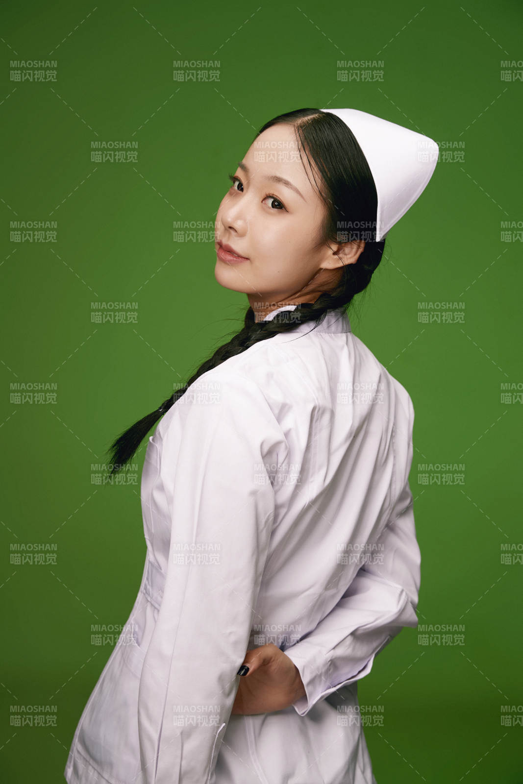 身穿白色護(hù)士服的年輕護(hù)士形象