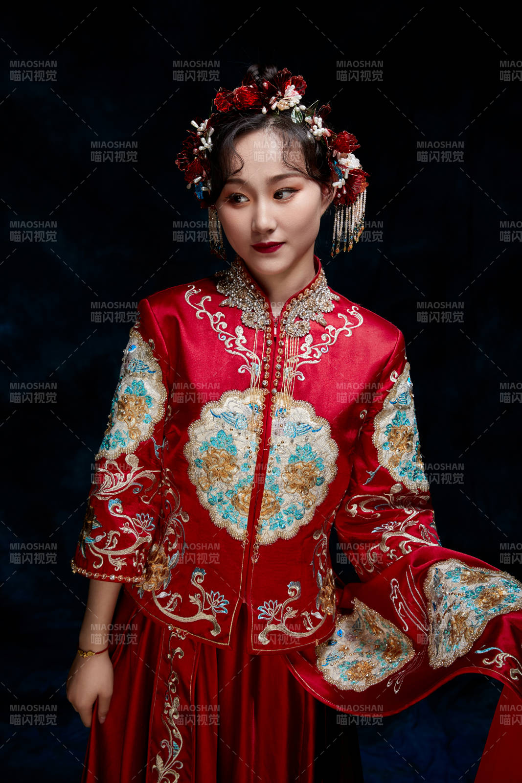 穿着中式秀禾服的亚洲少女