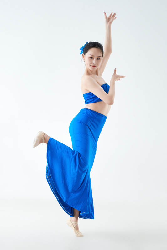 穿着傣族服饰跳孔雀舞的少女