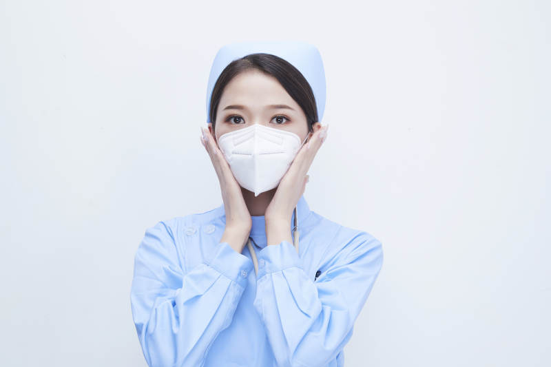 女性醫護人員展示規范的口罩正確佩戴方式