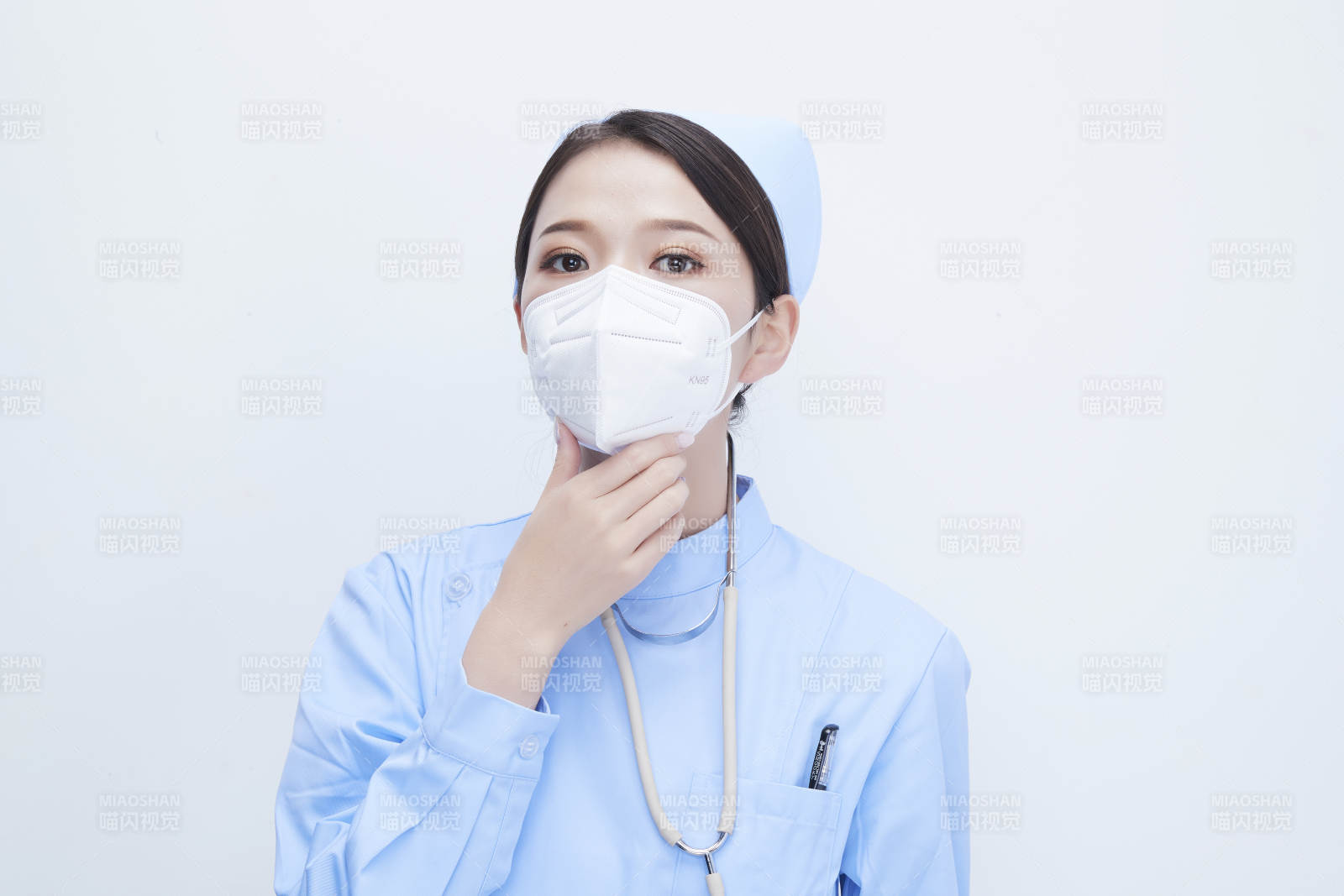 女性医护人员展示规范的口罩正确佩戴方式