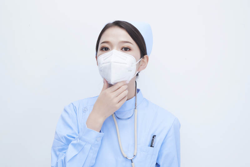 女性医护人员展示规范的口罩正确佩戴方式