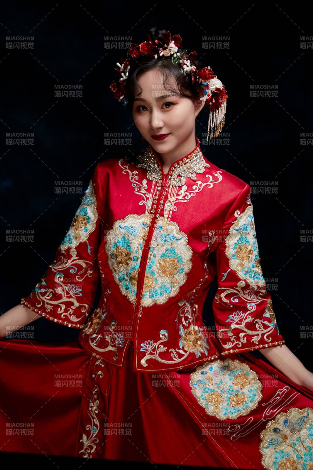 穿着中式秀禾服的亚洲少女