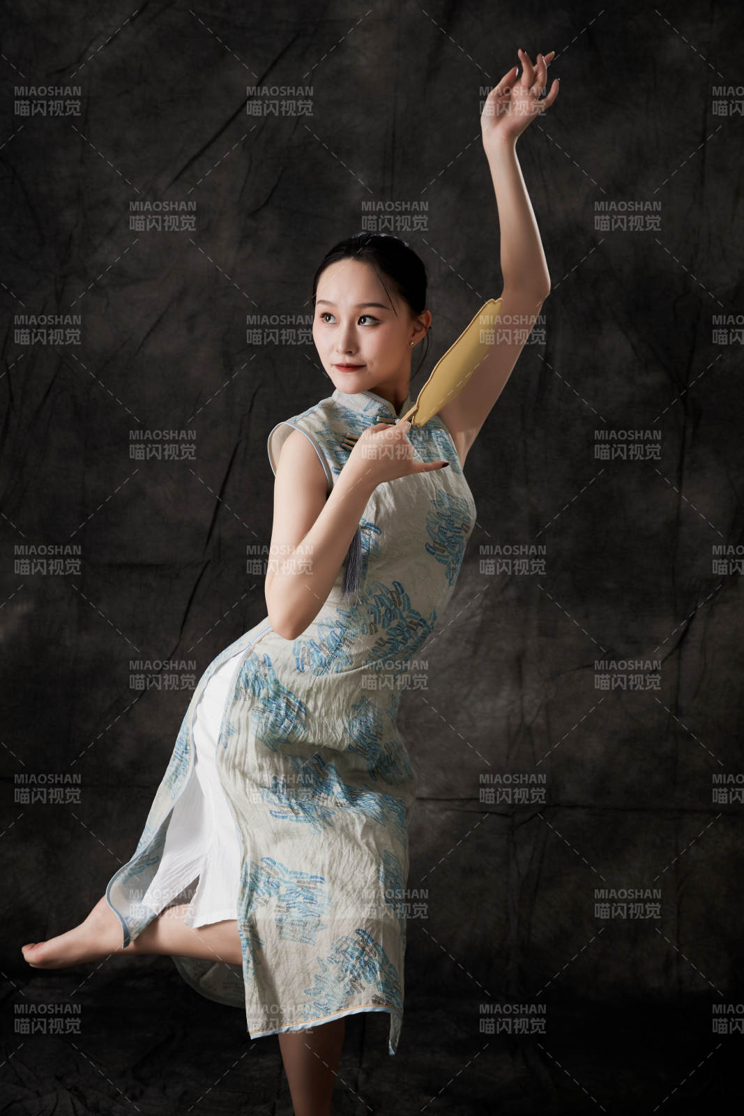 穿着中式旗袍的亚洲少女